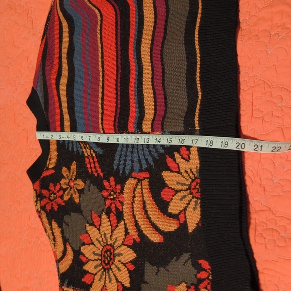 Farm Rio cropped sweater. Oversized, can fit a Large size. - Picture 11 of 11